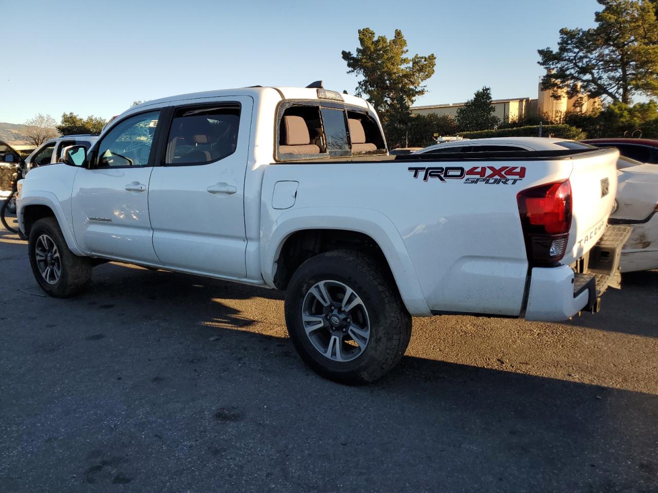 Obraz 2 z 2019 TOYOTA TACOMA DOUBLE CAB 2019 z VIN 5TFCZ5AN0KX203118