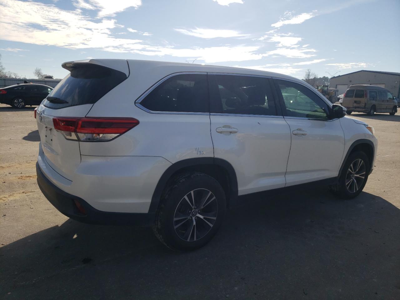 Image 3 of 2019 TOYOTA HIGHLANDER LE 2019 with VIN 5TDZARFH9KS047338