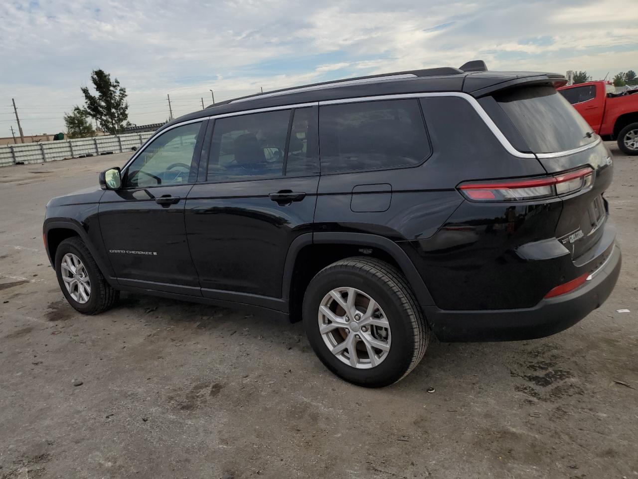 Image 2 of 2022 JEEP GRAND CHEROKEE L LIMITED 2022 with VIN 1C4RJJBG5N8637186