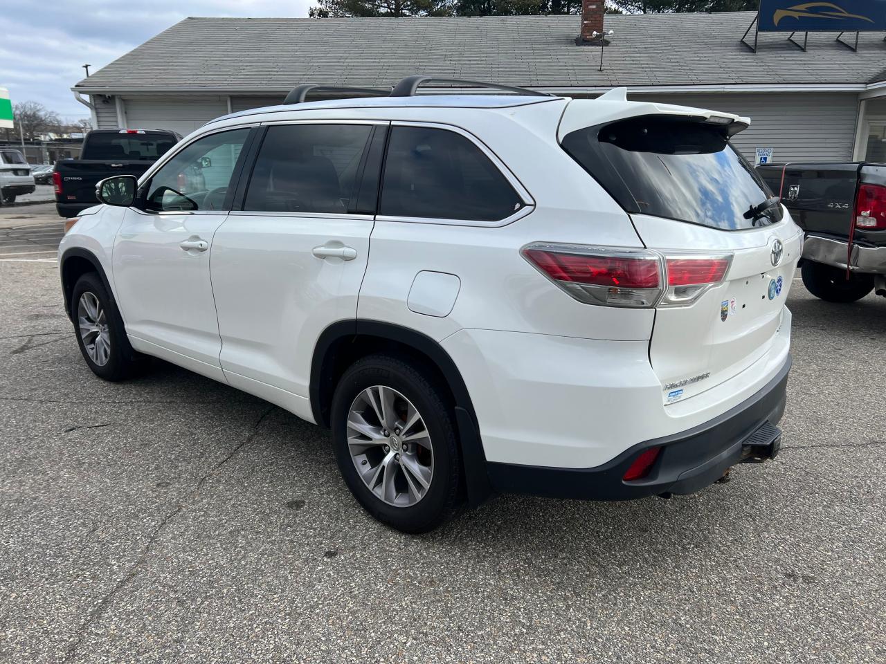Image 3 of 2015 TOYOTA HIGHLANDER XLE 2015 with VIN 5TDJKRFH0FS095407