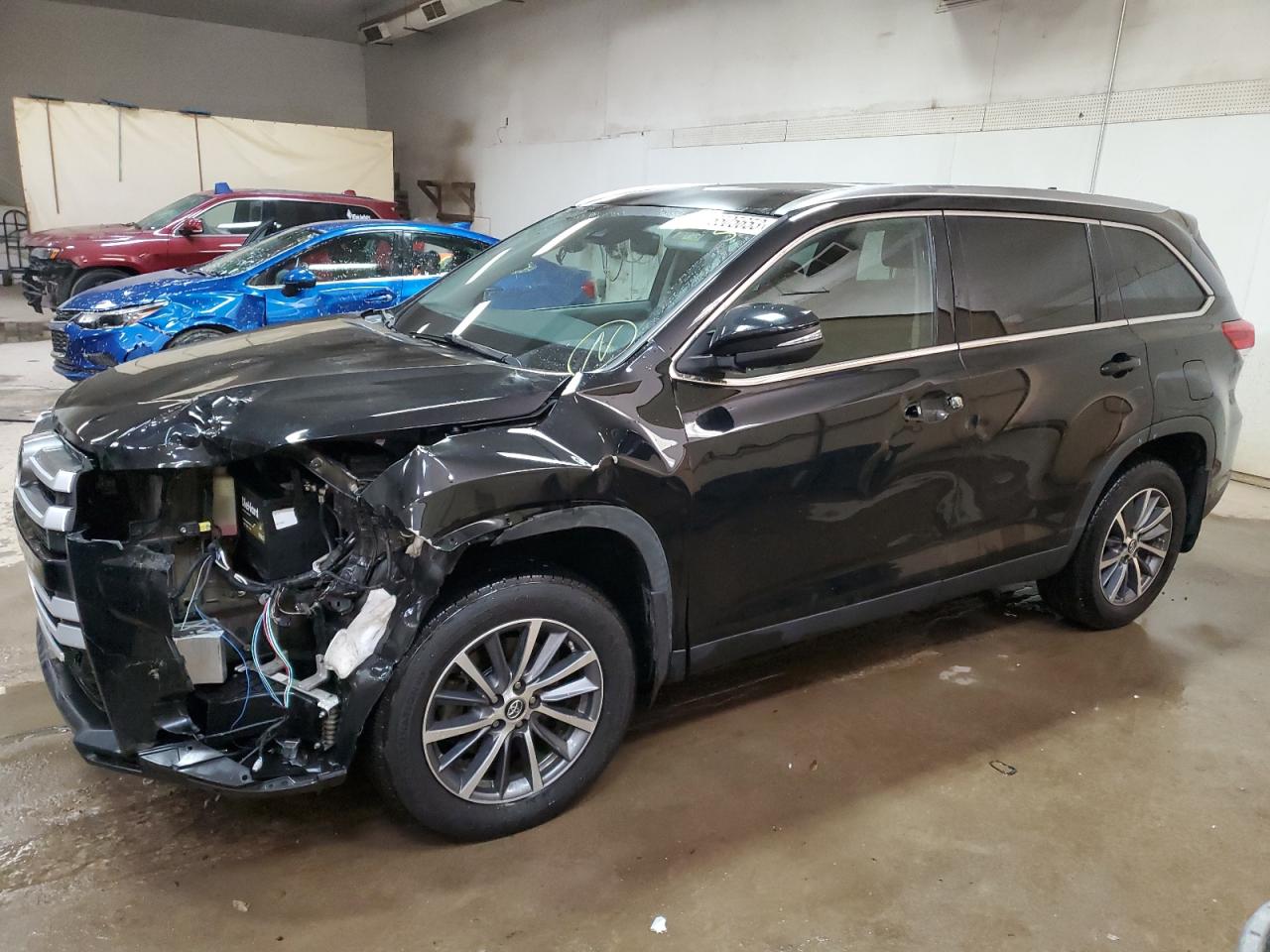 Изображение 1 2019 TOYOTA HIGHLANDER SE 2019 с VIN 5TDJZRFH2KS619646