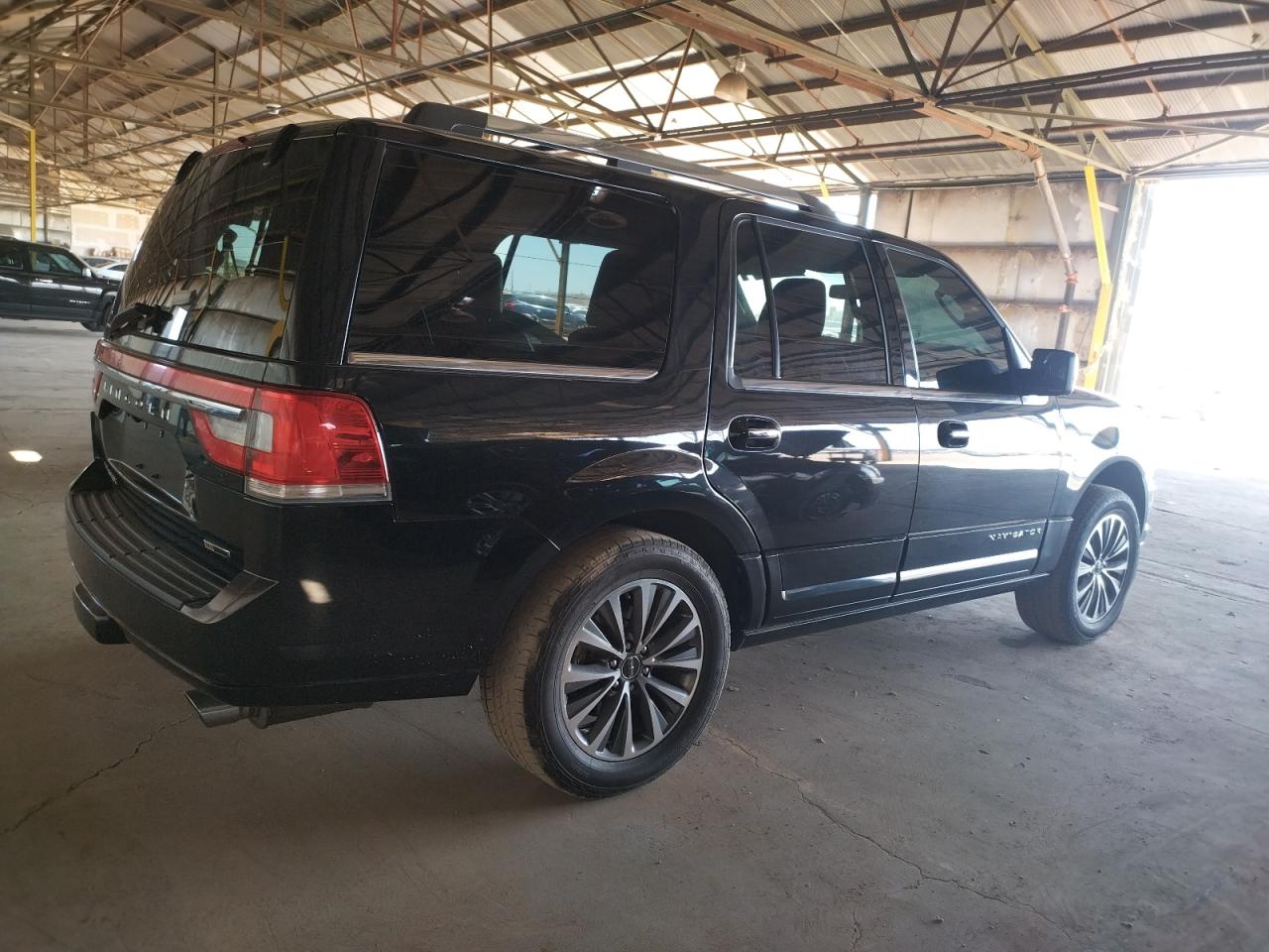 Image 3 of 2015 LINCOLN NAVIGATOR  2015 with VIN 5LMJJ2HT2FEJ15375