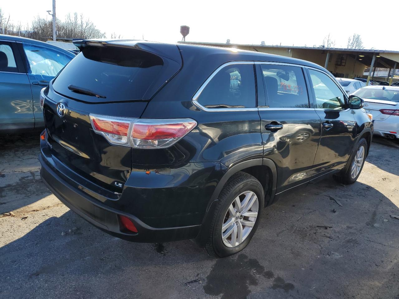 Image 3 of 2015 TOYOTA HIGHLANDER LE 2015 with VIN 5TDBKRFH9FS136931