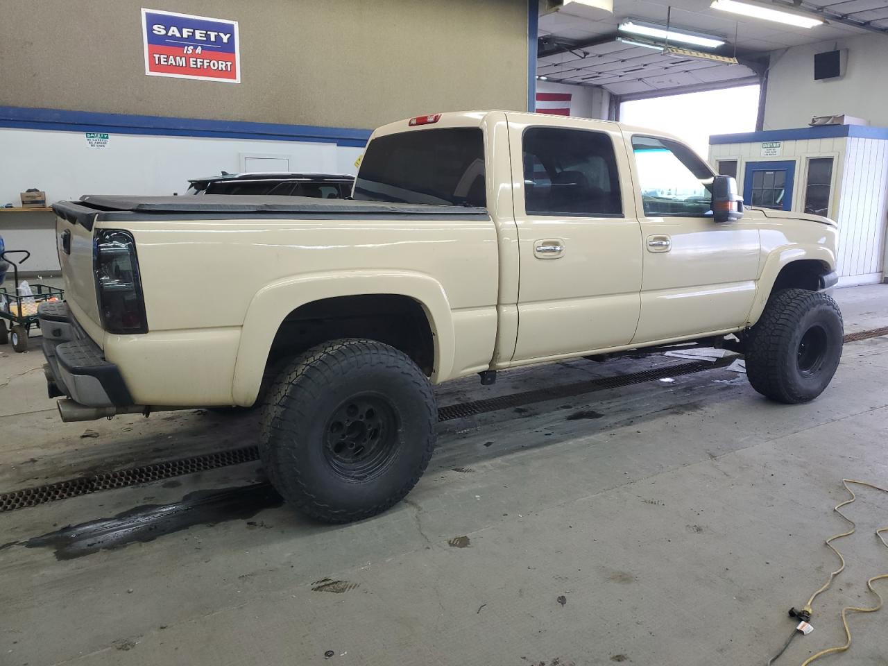 Изображение 3 2005 CHEVROLET SILVERADO K1500 2005 с VIN 2GCEK13T251322940