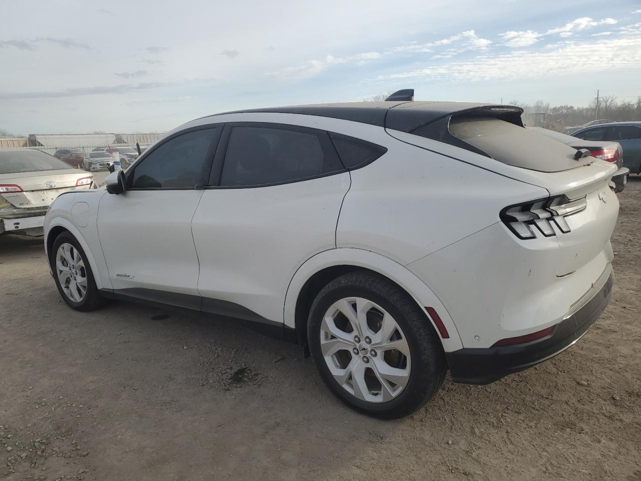 Изображение 2 2022 FORD MUSTANG MACH-E PREMIUM 2022 с VIN 3FMTK3SUXNMA25819