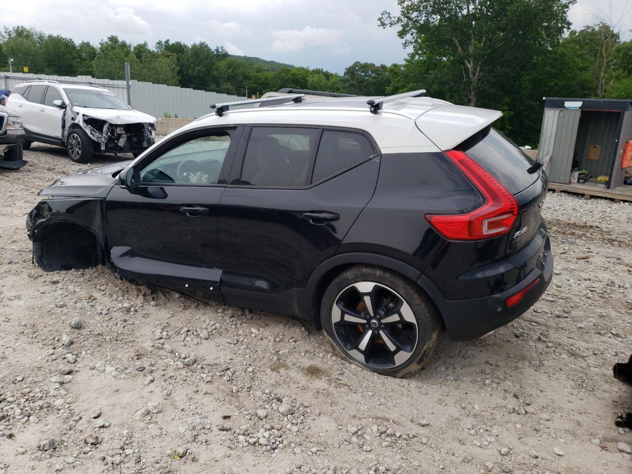 Image 2 of 2019 VOLVO XC40 T5 MOMENTUM 2019 with VIN YV4162UK6K2115863