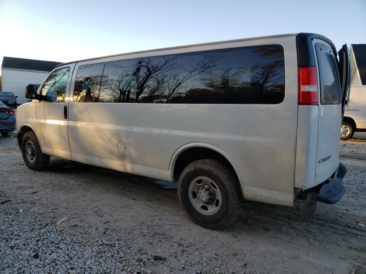 Изображение 2 2019 CHEVROLET EXPRESS G3500 LT 2019 с VIN 1GAZGPFG6K1258187