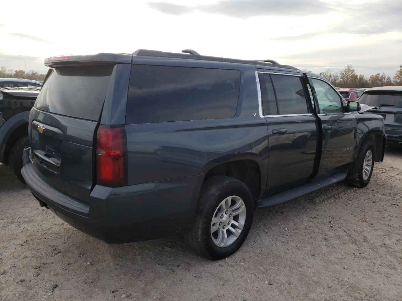 Obraz 3 z 2020 CHEVROLET SUBURBAN C1500 LT 2020 z VIN 1GNSCHKC3LR187943
