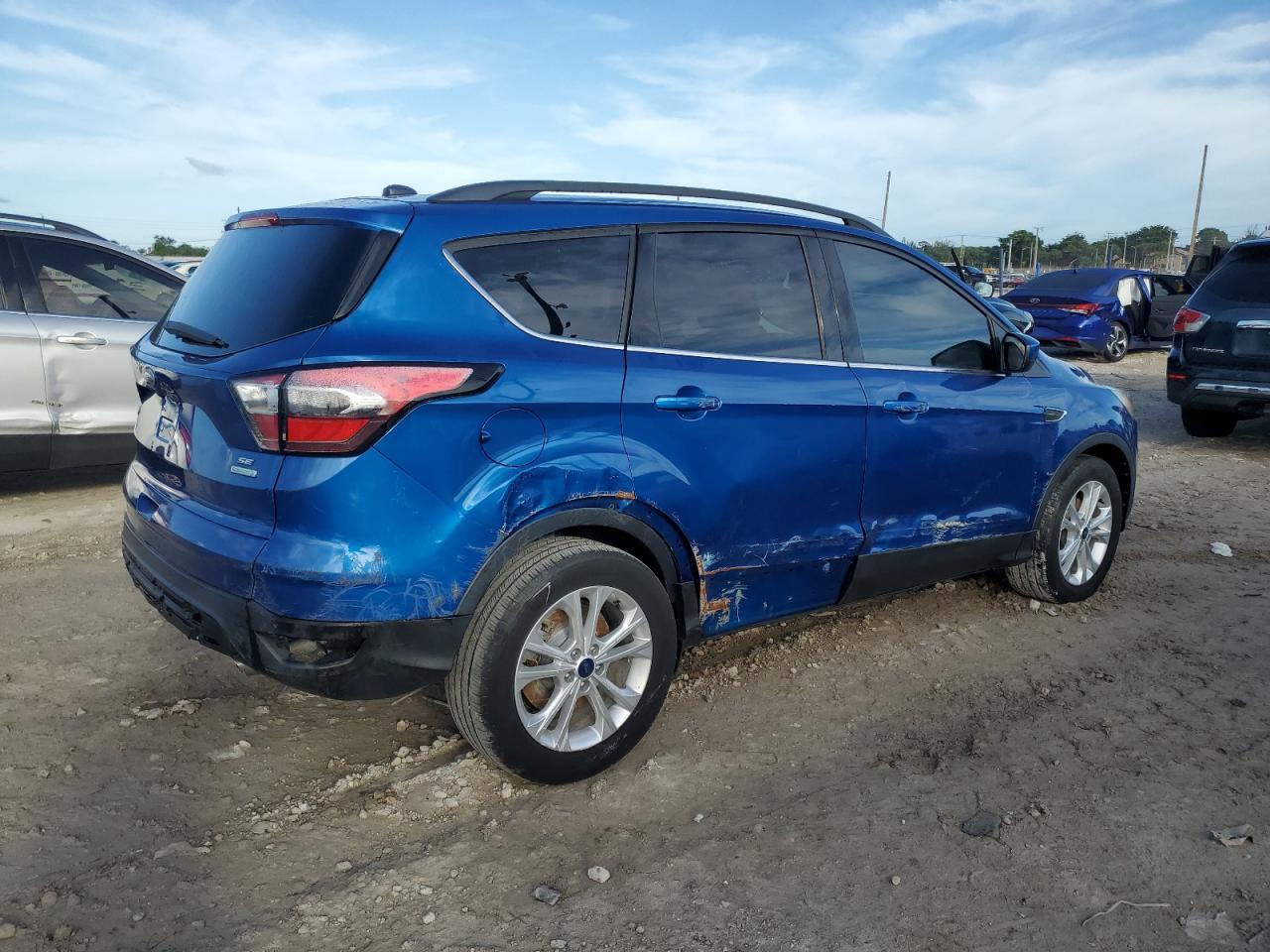 Image 3 of 2017 FORD ESCAPE SE 2017 with VIN 1FMCU0GD7HUC60163