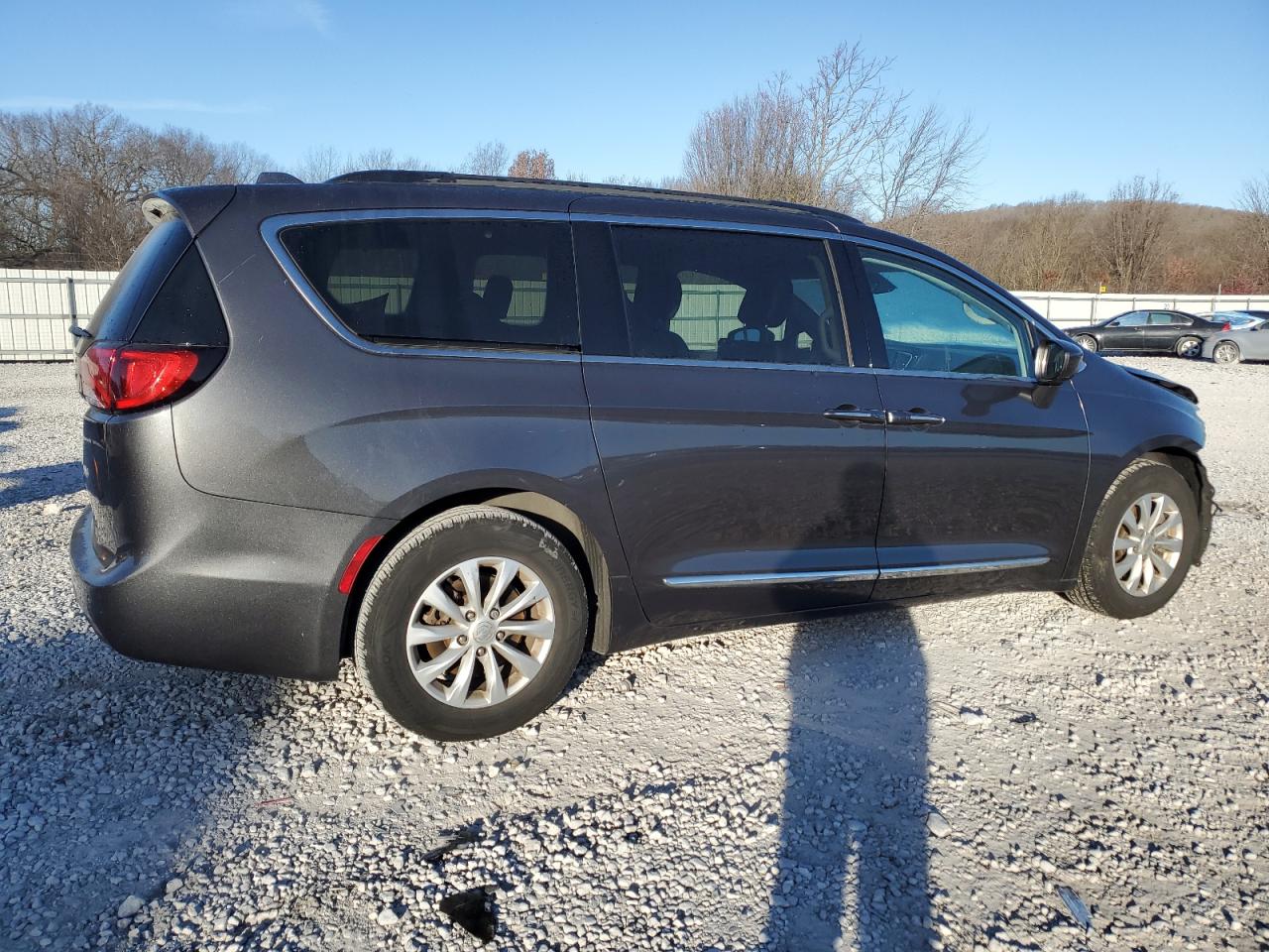 Image 3 of 2017 CHRYSLER PACIFICA TOURING L 2017 with VIN 2C4RC1BG9HR598430