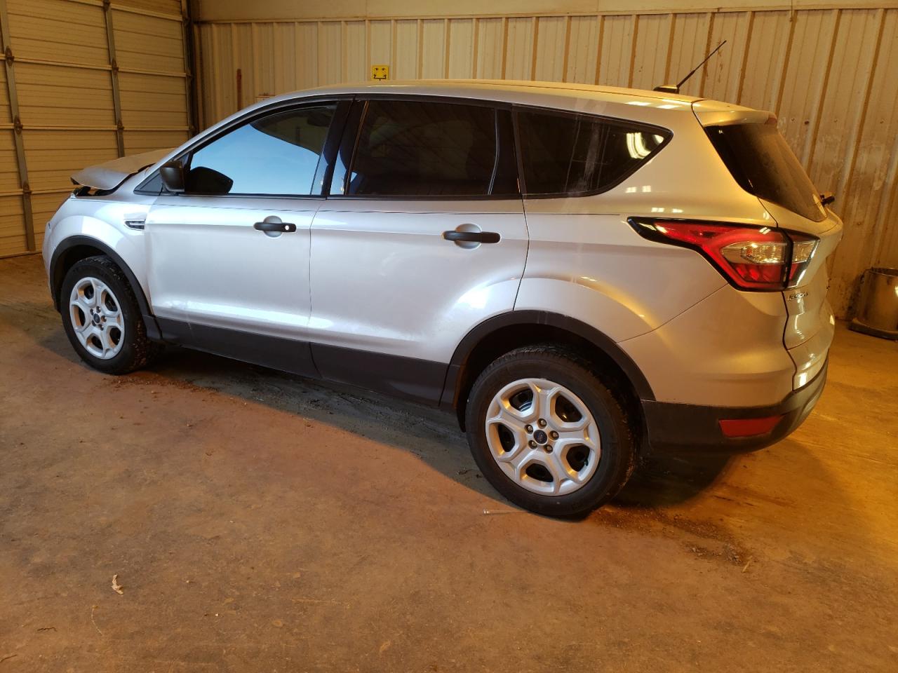 Изображение 2 2018 FORD ESCAPE S 2018 с VIN 1FMCU0F76JUD04400