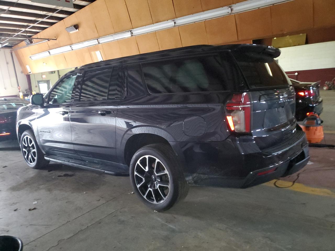Изображение 2 2022 CHEVROLET SUBURBAN K1500 RST 2022 с VIN 1GNSKEKD8NR216012