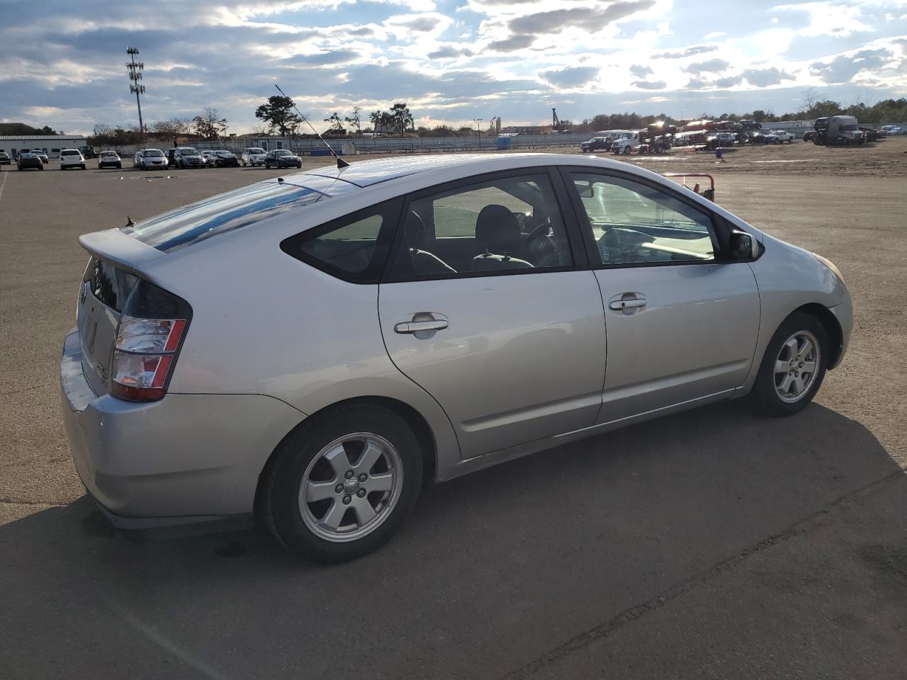 Image 3 of 2005 TOYOTA PRIUS  2005 with VIN JTDKB20U657038591