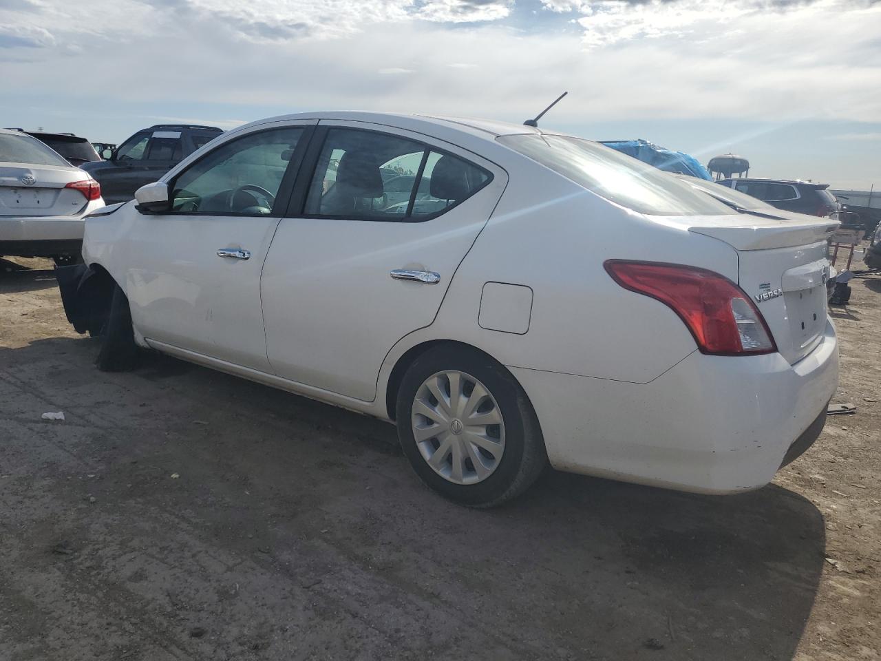 Изображение 2 2017 NISSAN VERSA S 2017 с VIN 3N1CN7AP3HK407787