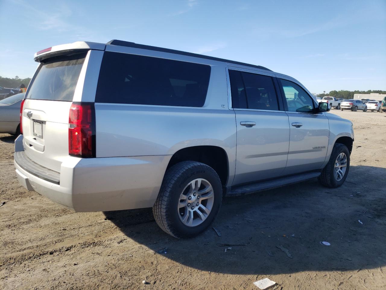 Image 3 of 2019 CHEVROLET SUBURBAN K1500 LT 2019 with VIN 1GNSKHKC8KR312999