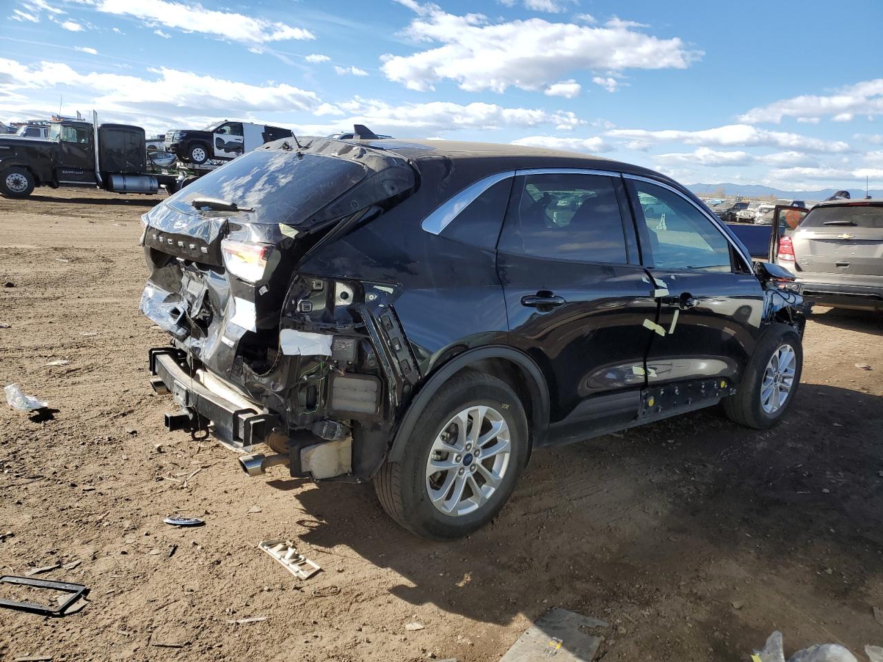 Image 3 of 2020 FORD ESCAPE SE 2020 with VIN 1FMCU9G61LUB41717
