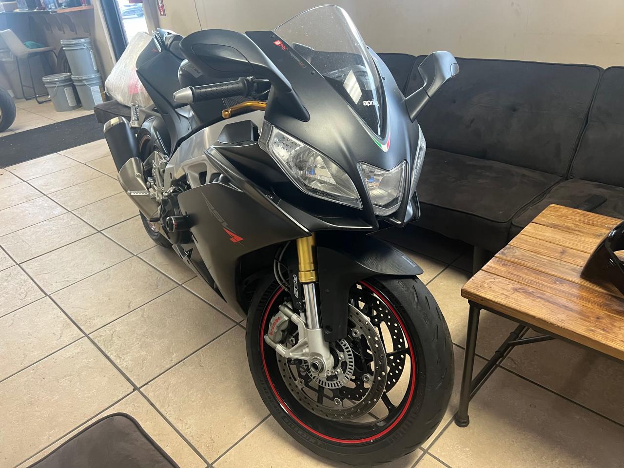 Obraz 1 z 2013 APRILIA RSV4 R 2013 z VIN ZD4RKU042DS000317