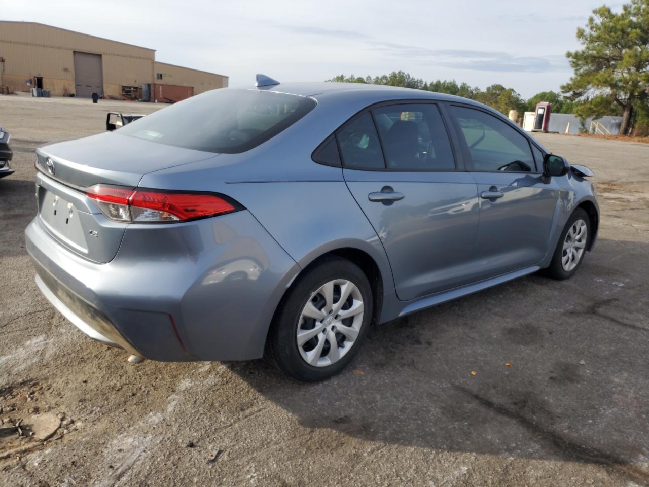 Image 3 of 2020 TOYOTA COROLLA LE 2020 with VIN 5YFEPRAE0LP070656