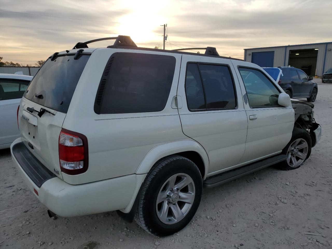 Image 3 of 2004 NISSAN PATHFINDER LE 2004 with VIN JN8DR09Y74W918156