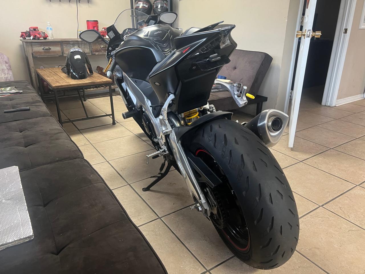 Obraz 3 z 2013 APRILIA RSV4 R 2013 z VIN ZD4RKU042DS000317