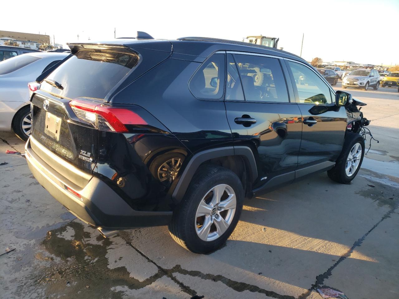 Image 3 of 2020 TOYOTA RAV4 XLE 2020 with VIN JTMR6RFV5LD003695