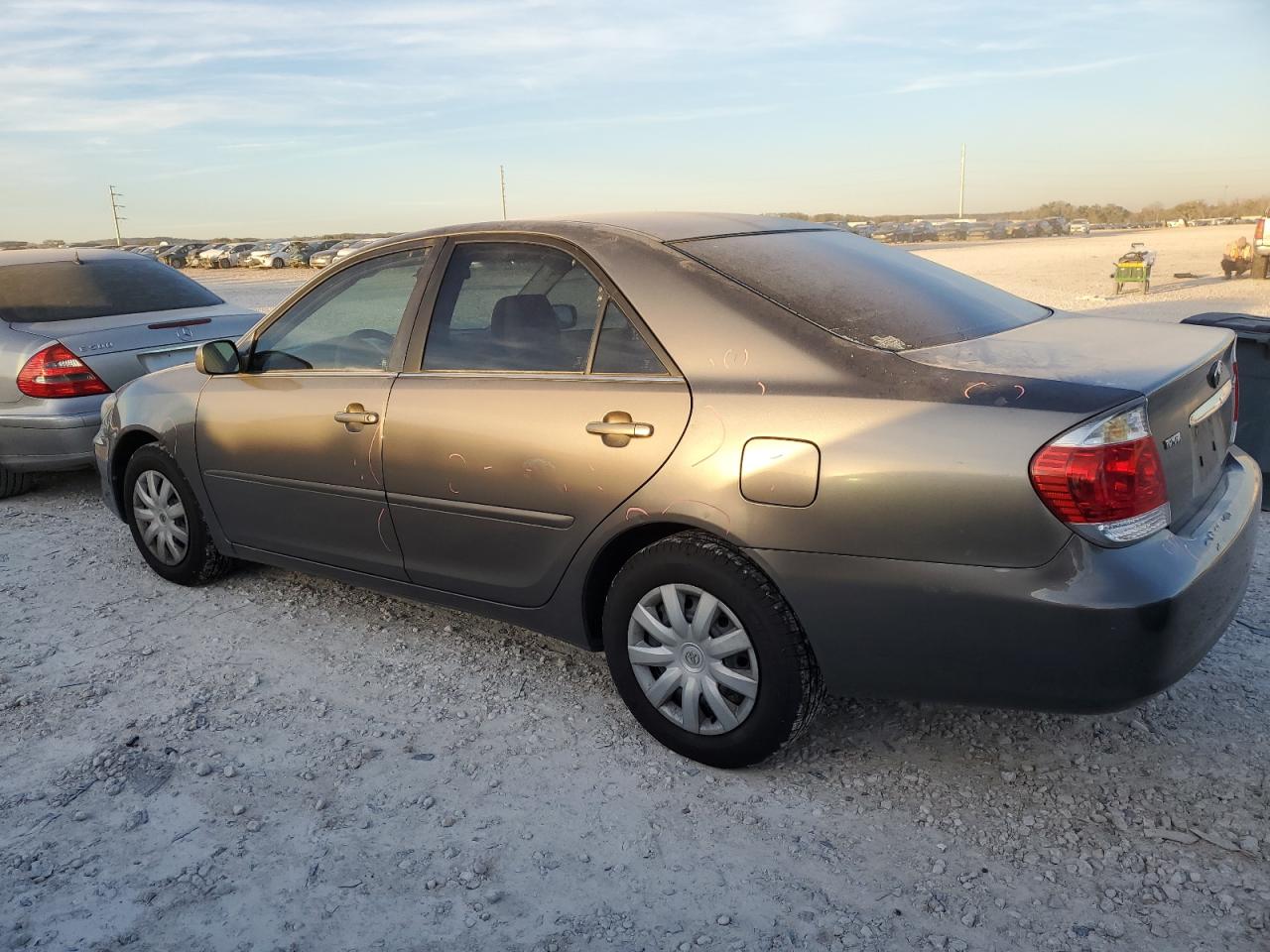 Image 2 of 2005 TOYOTA CAMRY LE 2005 with VIN 4T1BE32K25U942511
