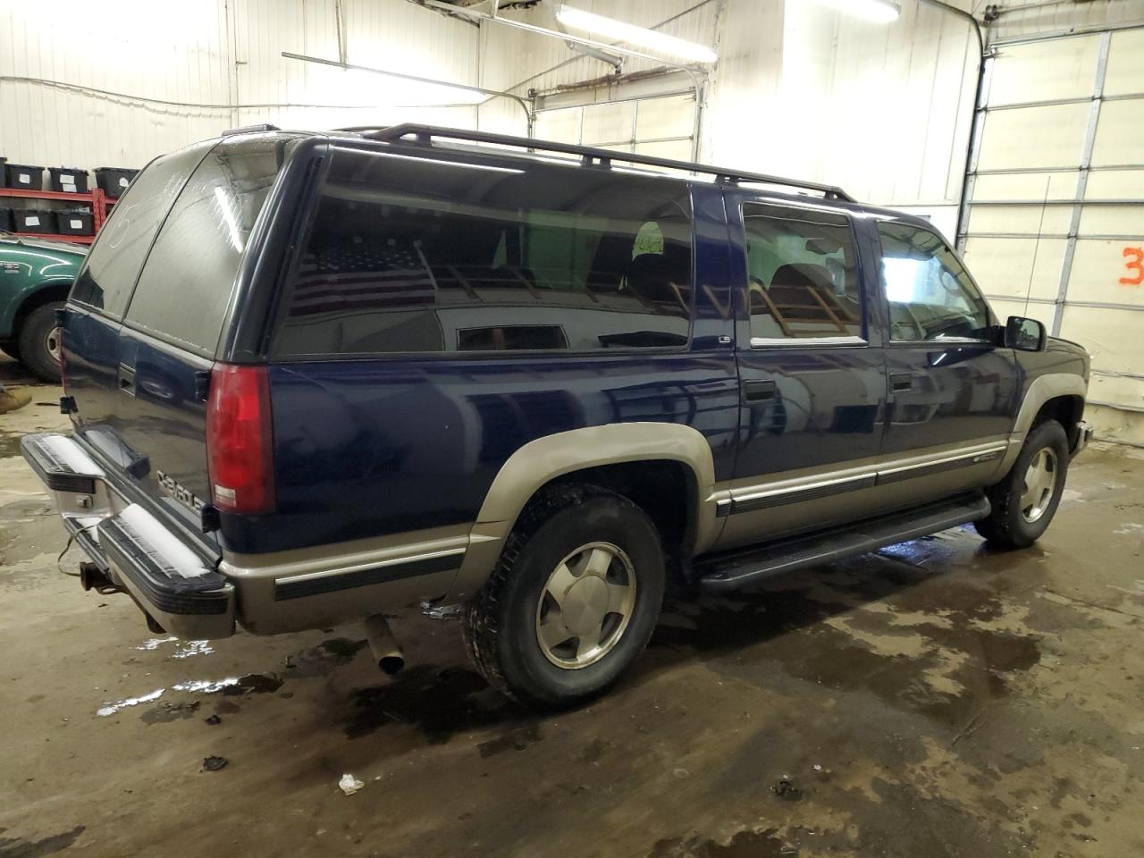 Image 3 of 1999 CHEVROLET SUBURBAN K1500 1999 with VIN 1GNFK16R4XJ521055