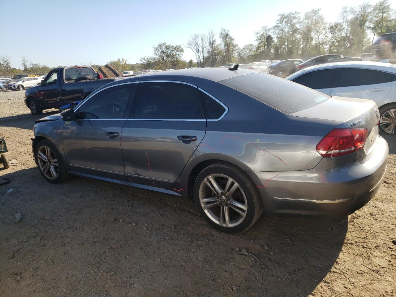 Obraz 2 z 2015 VOLKSWAGEN PASSAT SE 2015 z VIN 1VWBT7A37FC022714