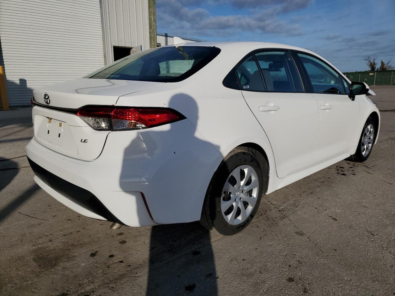Image 3 of 2022 TOYOTA COROLLA LE 2022 with VIN 5YFEPMAE4NP368214