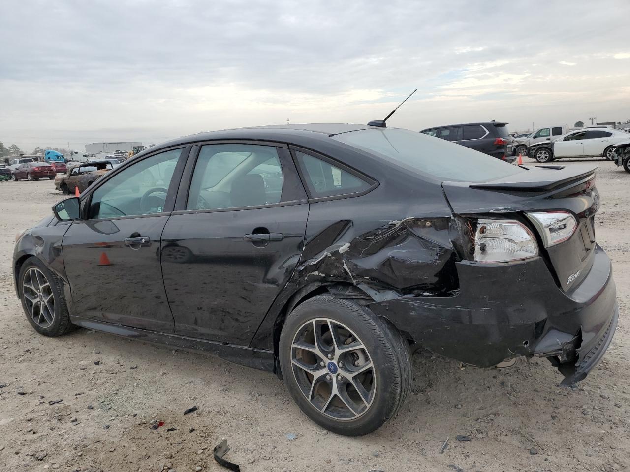 Image 2 of 2016 FORD FOCUS SE 2016 with VIN 1FADP3F21GL225114