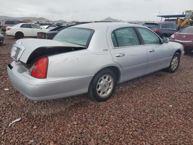 Obraz 3 z 2002 LINCOLN TOWN CAR SIGNATURE 2002 z VIN 1LNHM82WX2Y667603