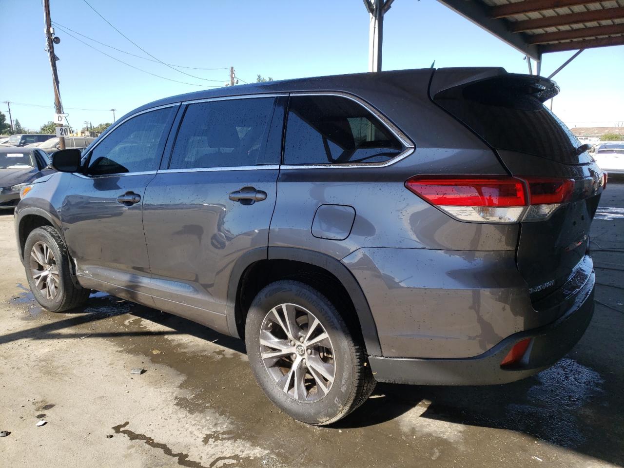 Image 2 of 2018 TOYOTA HIGHLANDER LE 2018 with VIN 5TDZZRFHXJS257194