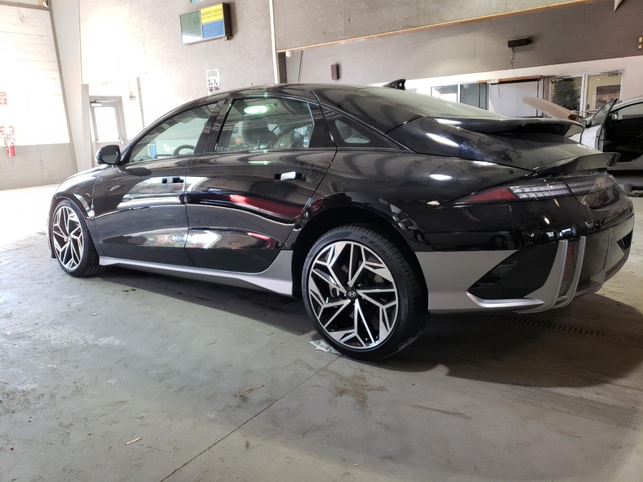 Изображение 2 2023 HYUNDAI IONIQ 6 LIMITED 2023 с VIN KMHM54AA4PA030037