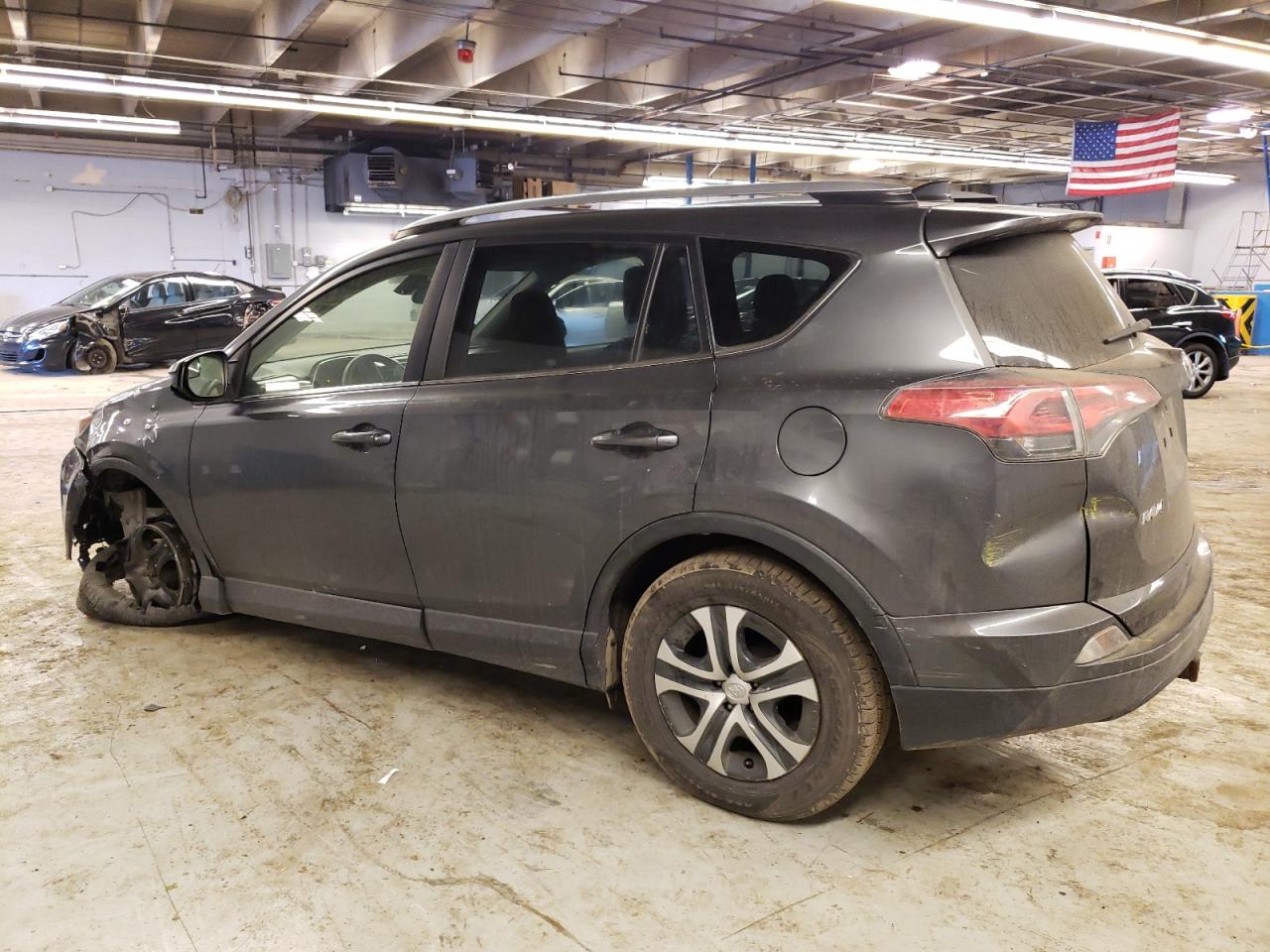 Obraz 2 z 2017 TOYOTA RAV4 LE 2017 z VIN JTMBFREV3HJ151999