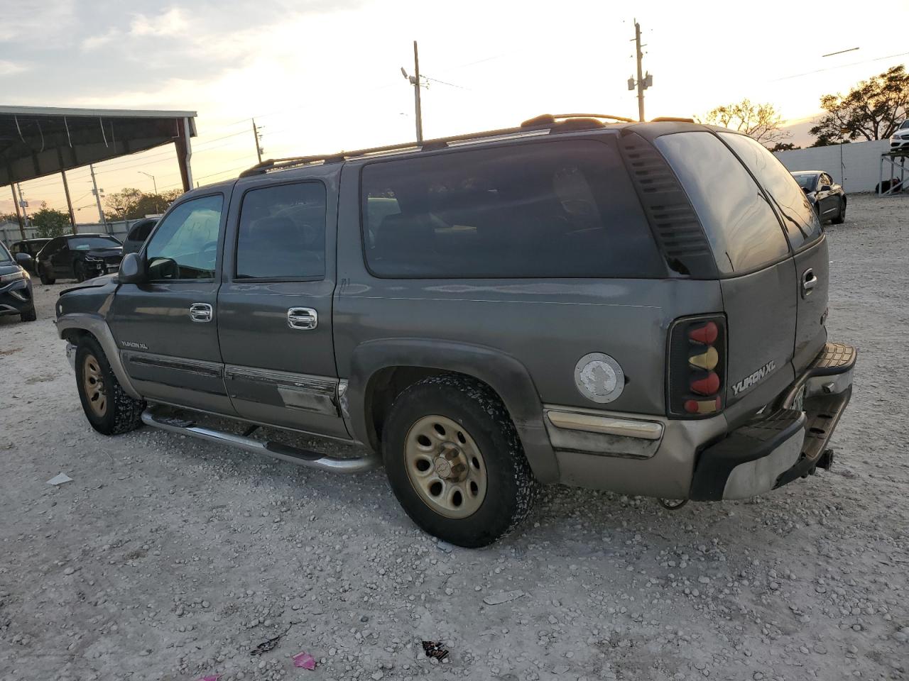 Image 2 of 2001 GMC YUKON XL C1500 2001 with VIN 1GKEC16T71J235337