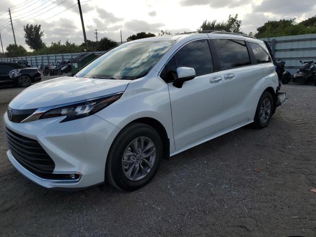 Image 1 of 2024 TOYOTA SIENNA XLE 2024 with VIN 5TDYRKEC7RS185567