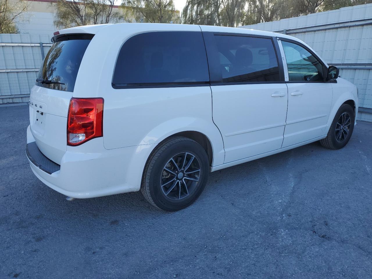 Image 3 of 2015 DODGE GRAND CARAVAN SE 2015 with VIN 2C4RDGBG6FR551076