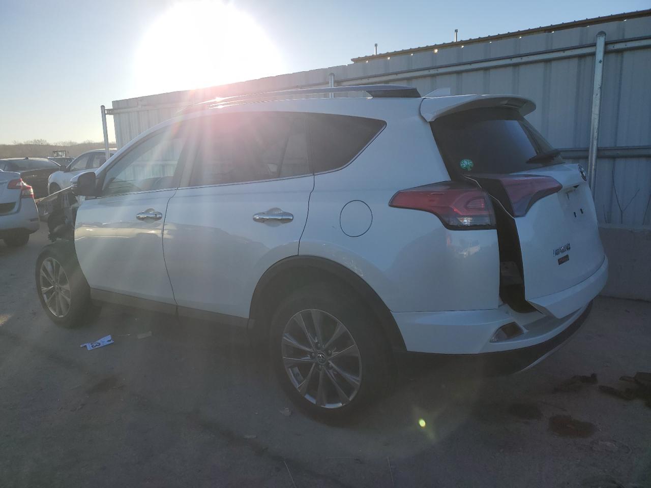 Изображение 2 2018 TOYOTA RAV4 LIMITED 2018 с VIN JTMDFREV6JD244772