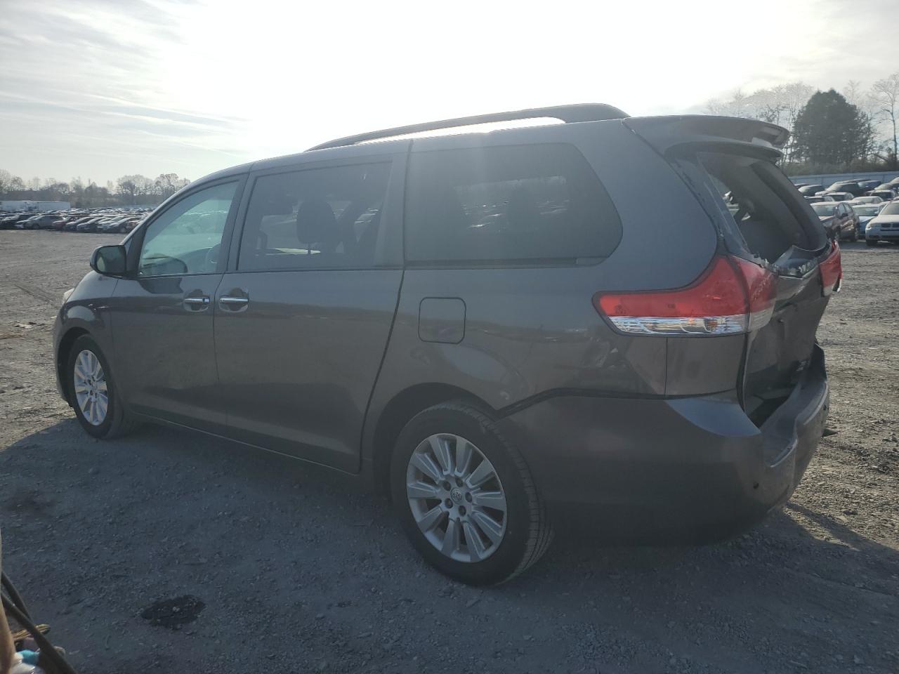 Изображение 2 2013 TOYOTA SIENNA XLE 2013 с VIN 5TDDK3DC8DS068390
