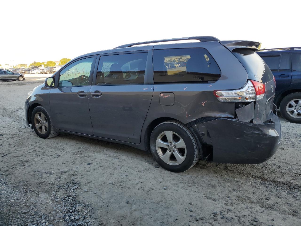 Изображение 2 2013 TOYOTA SIENNA LE 2013 с VIN 5TDKK3DC8DS331176