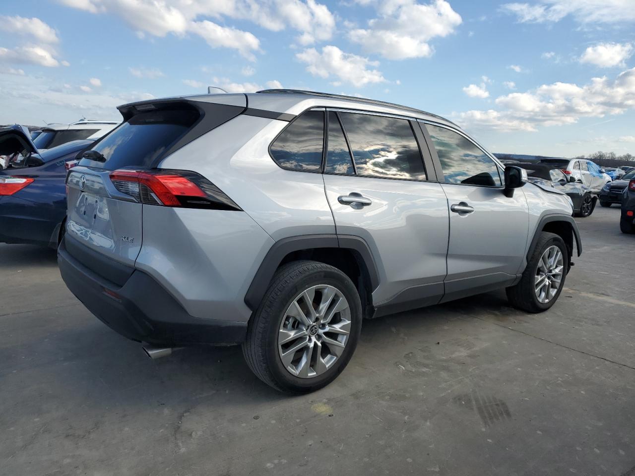 Obraz 3 z 2021 TOYOTA RAV4 XLE PREMIUM 2021 z VIN 2T3C1RFV5MC138282