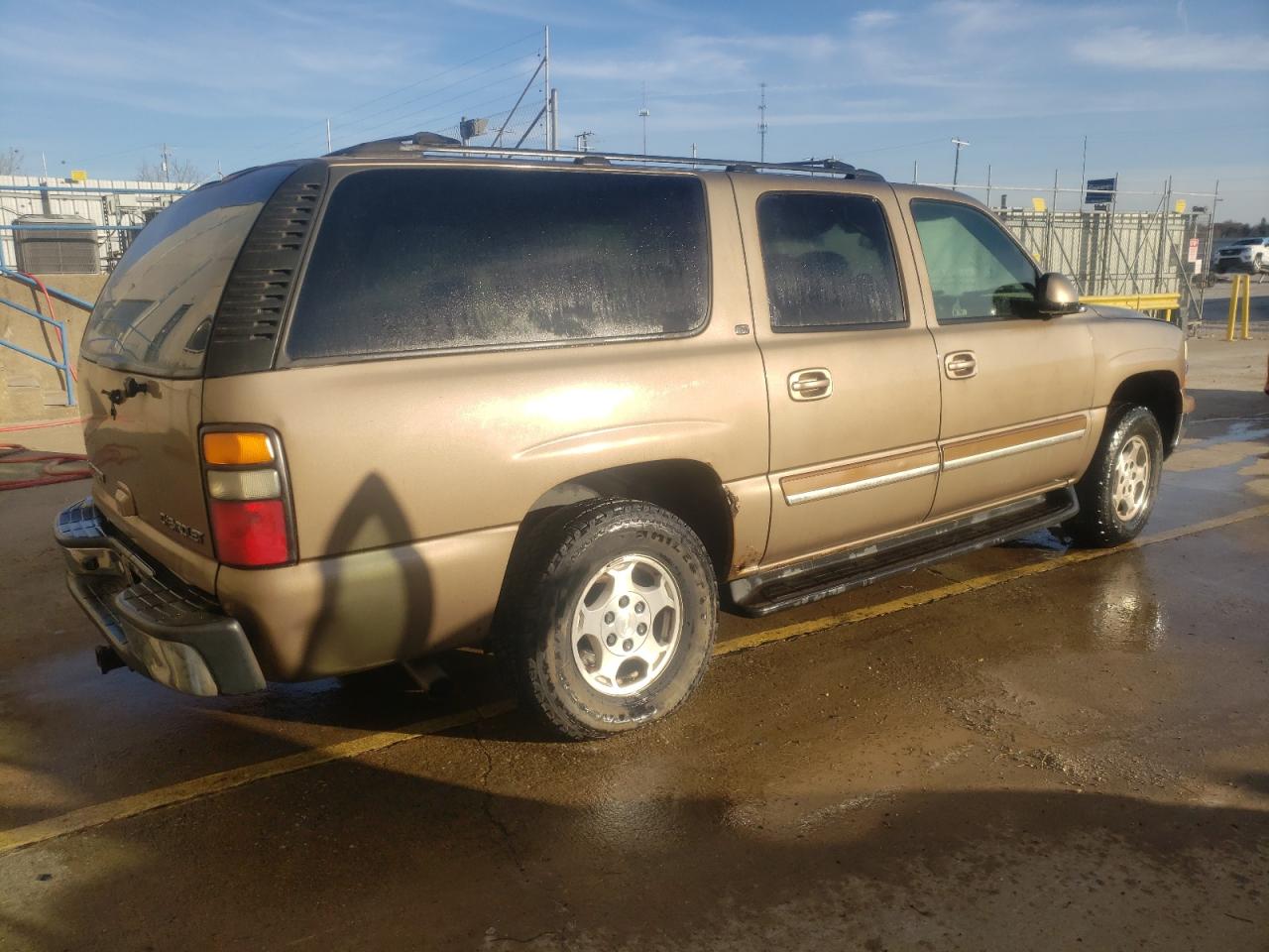 Image 3 of 2004 CHEVROLET SUBURBAN K1500 2004 with VIN 1GNFK16Z54J233590