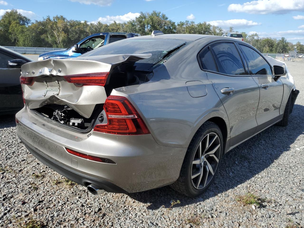 Image 3 of 2019 VOLVO S60 T6 MOMENTUM 2019 with VIN 7JRA22TK6KG011247