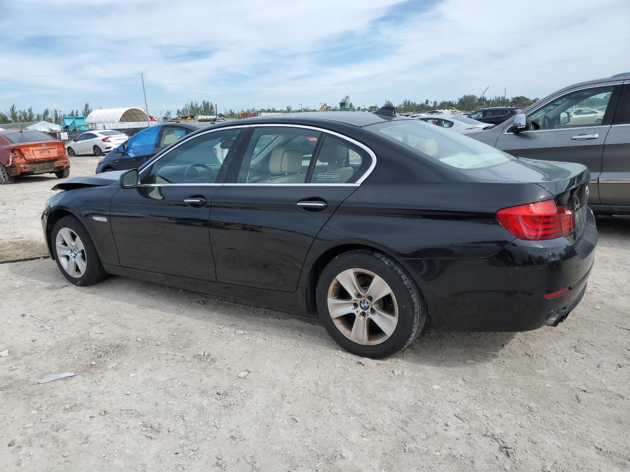 Obraz 2 z 2013 BMW 528 XI 2013 z VIN WBAXH5C54DD113876
