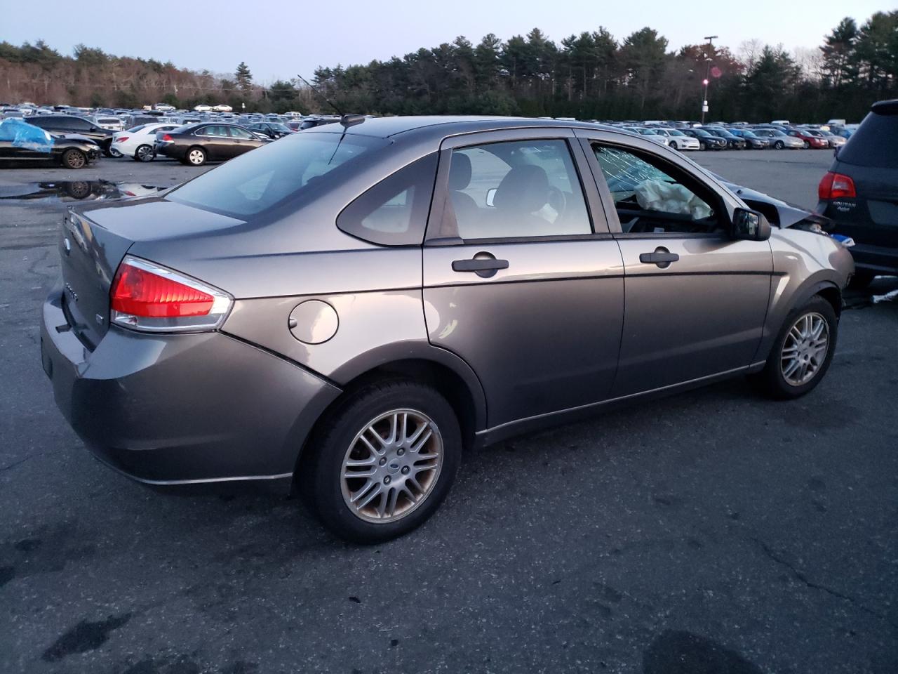 Image 3 of 2011 FORD FOCUS SE 2011 with VIN 1FAHP3FN5BW139372