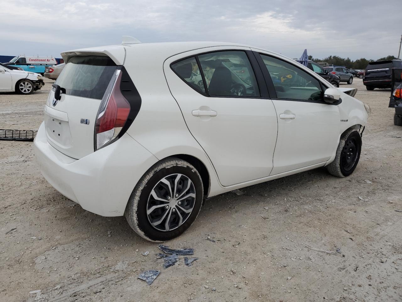 Obraz 3 z 2015 TOYOTA PRIUS C  2015 z VIN JTDKDTB34F1097308