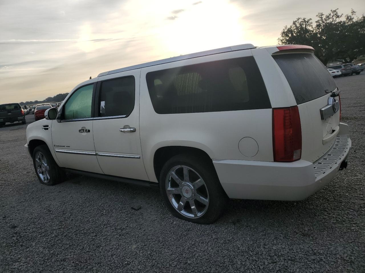 Image 2 of 2009 CADILLAC ESCALADE ESV LUXURY 2009 with VIN 1GYFK262X9R263849