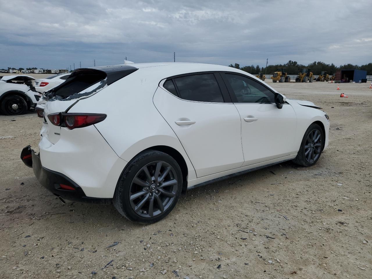 Изображение 3 2020 MAZDA 3 PREFERRED 2020 с VIN JM1BPAMM5L1169890
