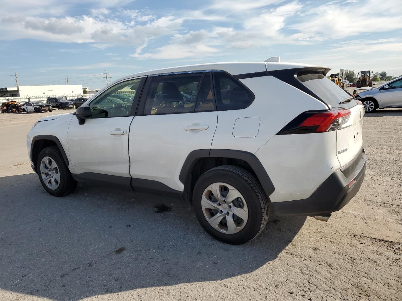 Изображение 2 2023 TOYOTA RAV4 LE 2023 с VIN JTMH1RFV6PD103028