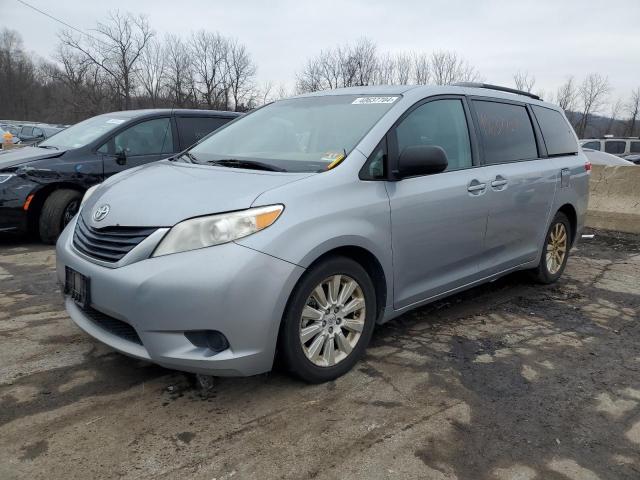 Obraz 1 z 2013 TOYOTA SIENNA LE 2013 z VIN 5TDJK3DC4DS065392